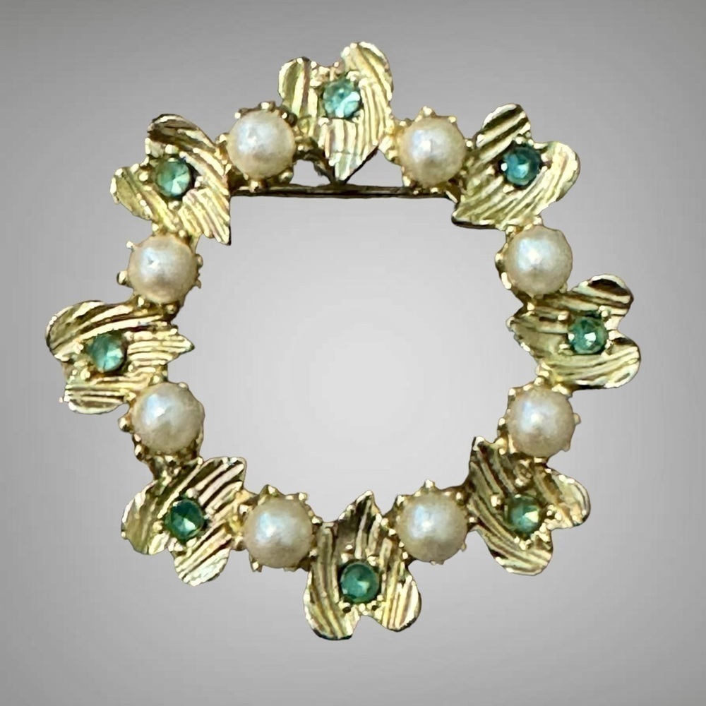 VINTAGE HEART WREATH BROOCH